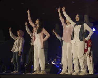 Penyerahan penghargaan kepada pemenang Malam Apresiasi FMIPA